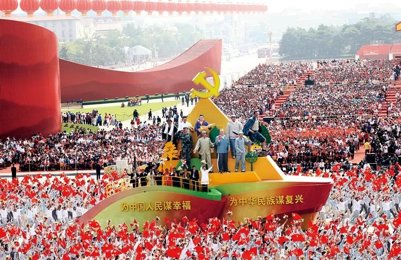 2019年10月1日上午，庆祝中华人民共和国成立70周年大会在北京天安门广场隆重举行。这是群众游行中的“不忘初心”方阵。新华社记者 兰红光/摄