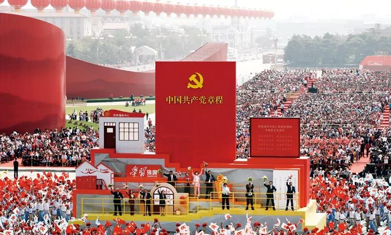 2019年10月1日上午，庆祝中华人民共和国成立70周年大会在北京天安门广场隆重举行。这是群众游行中的“从严治党”方阵。新华社记者 兰红光/摄