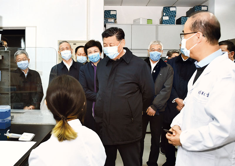2020年3月2日，中共中央总书记、国家主席、中央军委主席习近平在北京考察新冠肺炎防控科研攻关工作。这是习近平在清华大学医学院全球健康与传染病研究中心同科研人员交谈。 