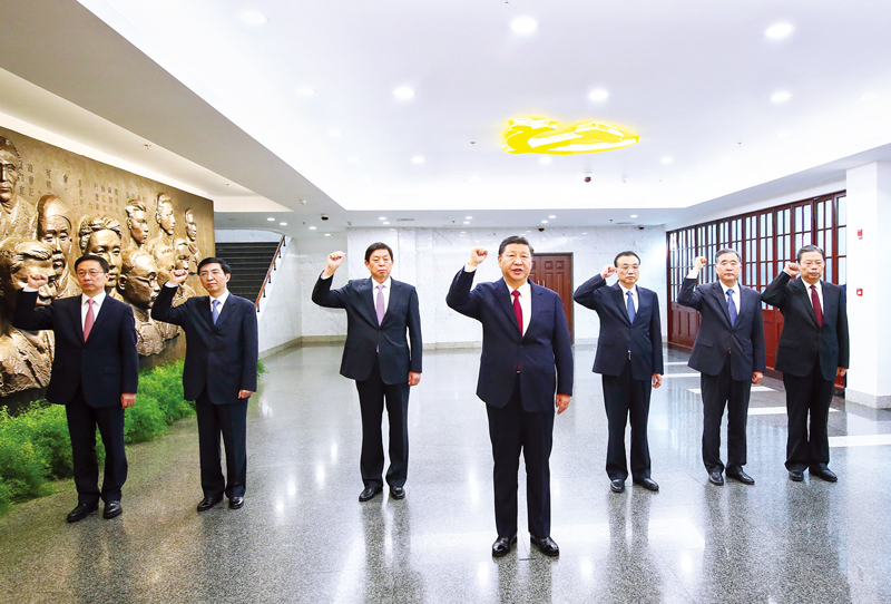 　2017年10月31日，中共中央总书记、国家主席、中央军委主席习近平带领中共中央政治局常委李克强、栗战书、汪洋、王沪宁、赵乐际、韩正，瞻仰上海中共一大会址和浙江嘉兴南湖红船。这是31日上午，在上海中共一大会址纪念馆，习近平带领其他中共中央政治局常委同志一起重温入党誓词。 新华社记者 兰红光/摄