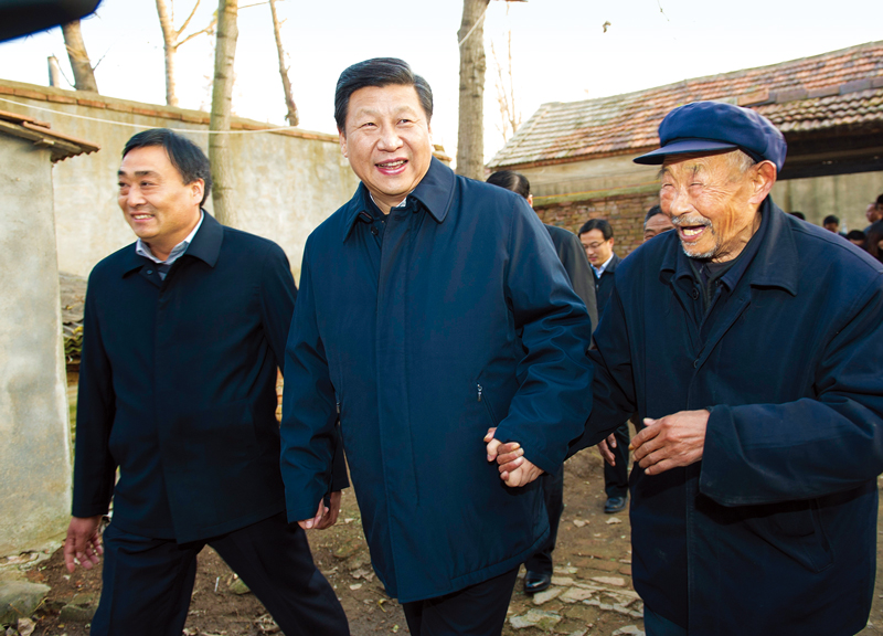 　2013年11月24日至28日，中共中央总书记、国家主席、中央军委主席习近平在山东考察。 这是25日下午，习近平在地处沂蒙老区的临沭县曹庄镇朱村亲切地拉着83岁的“老支前”王克昌的手去他家看望。 新华社记者 谢环驰/摄
